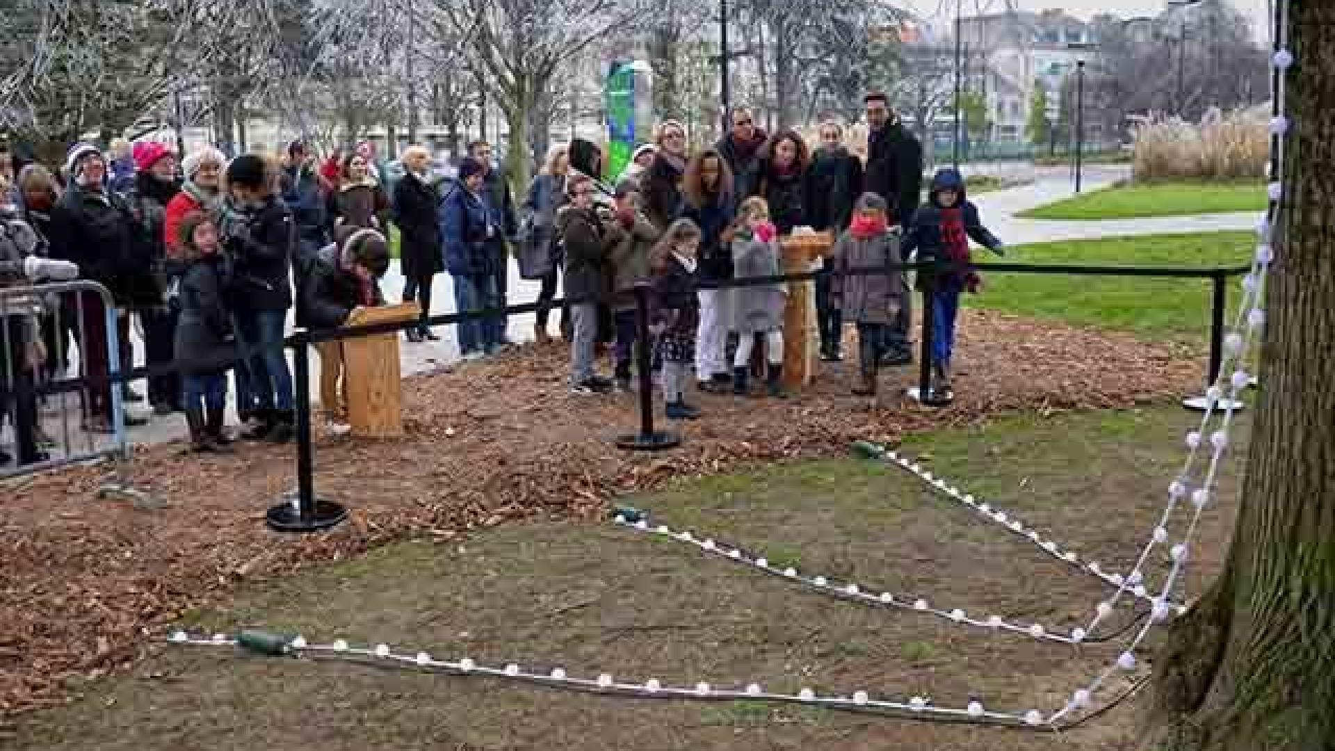 Une Foule en face de l’Arbre à Vœux à Nantes
