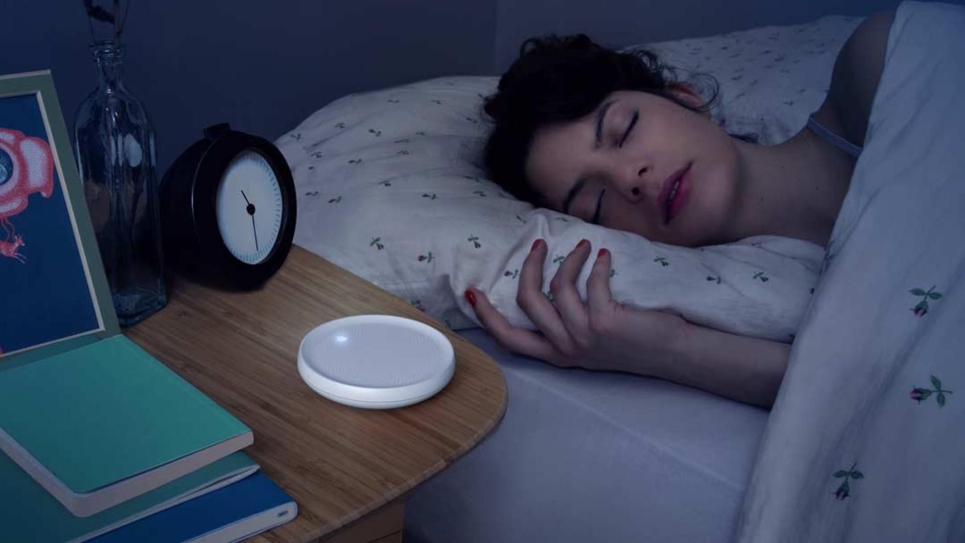 Femme qui s'endort grâce au métronome Lumineux Dodow