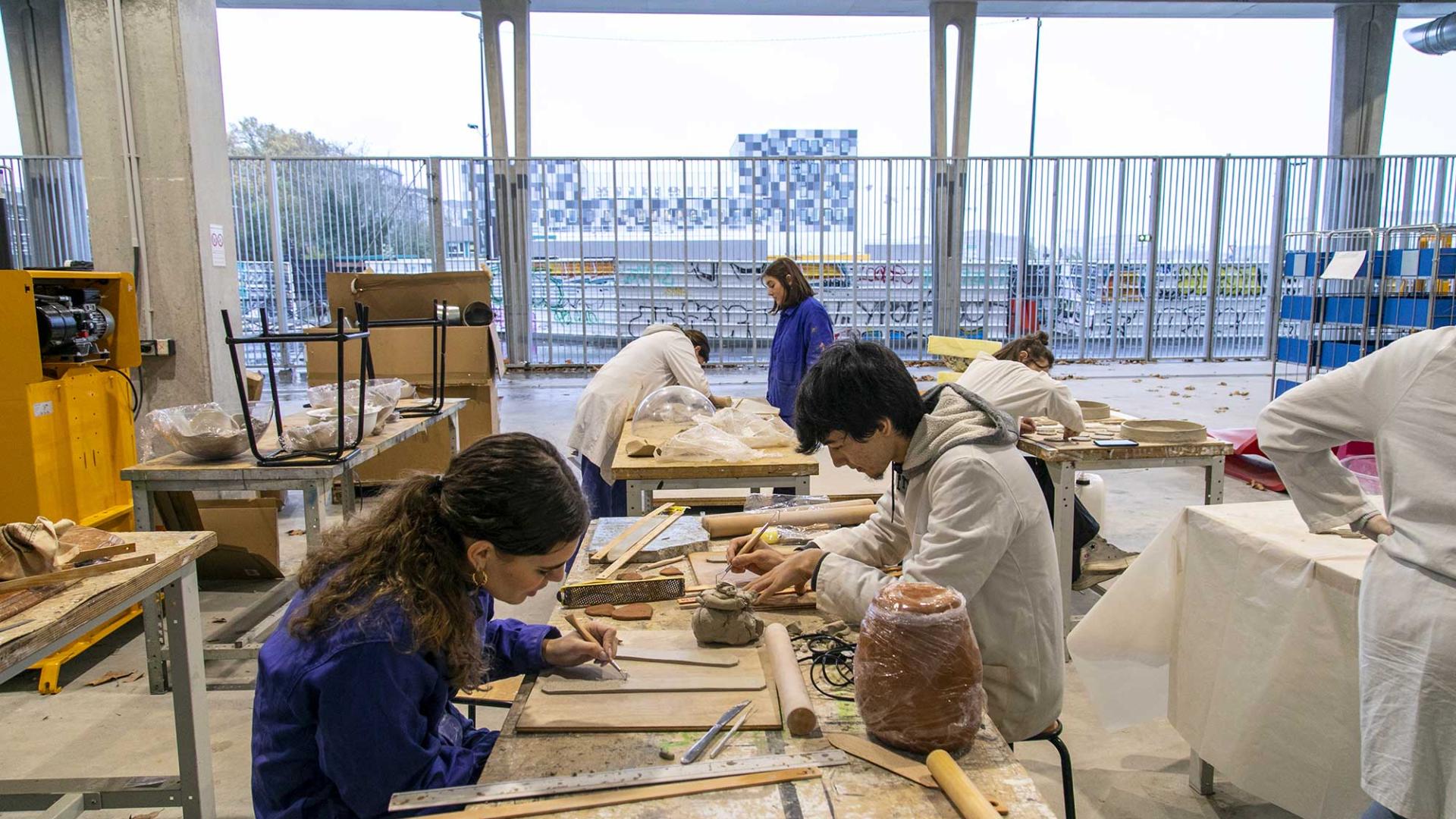 ecole ambiance atelier ceramique halle de fabrication