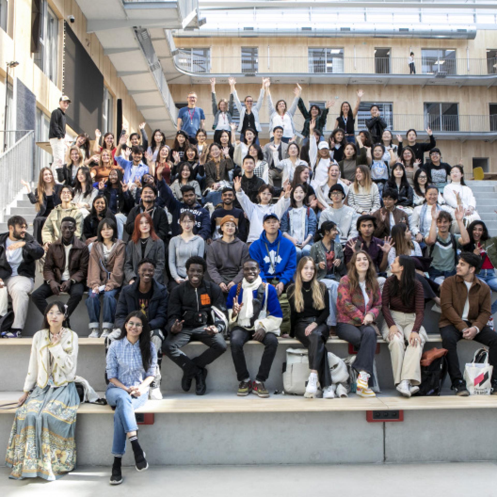 Photo de classe des DN MADE 3 classe internationale dans l'Agora de l'école