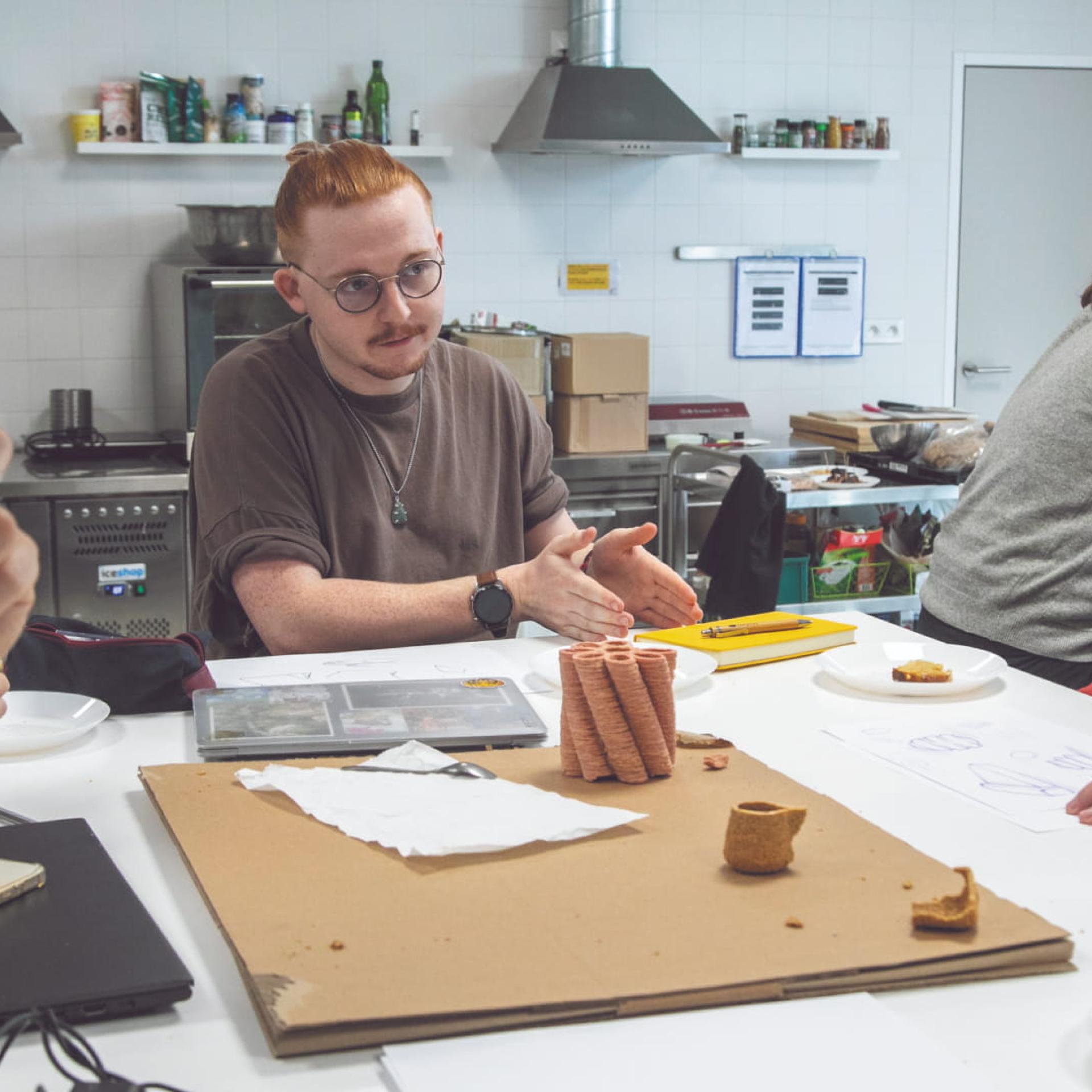 Étudiant présentant un projet de design