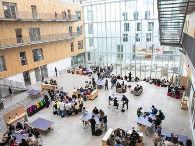 Une bâtiment ouvert sur la ville grâce à ses façades translucides
