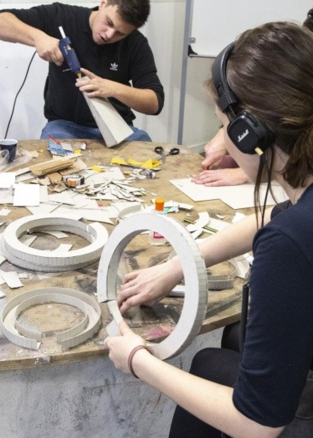 Des étudiants de l'école de design de Nantes Atlantique en train de travailler sur une maquette