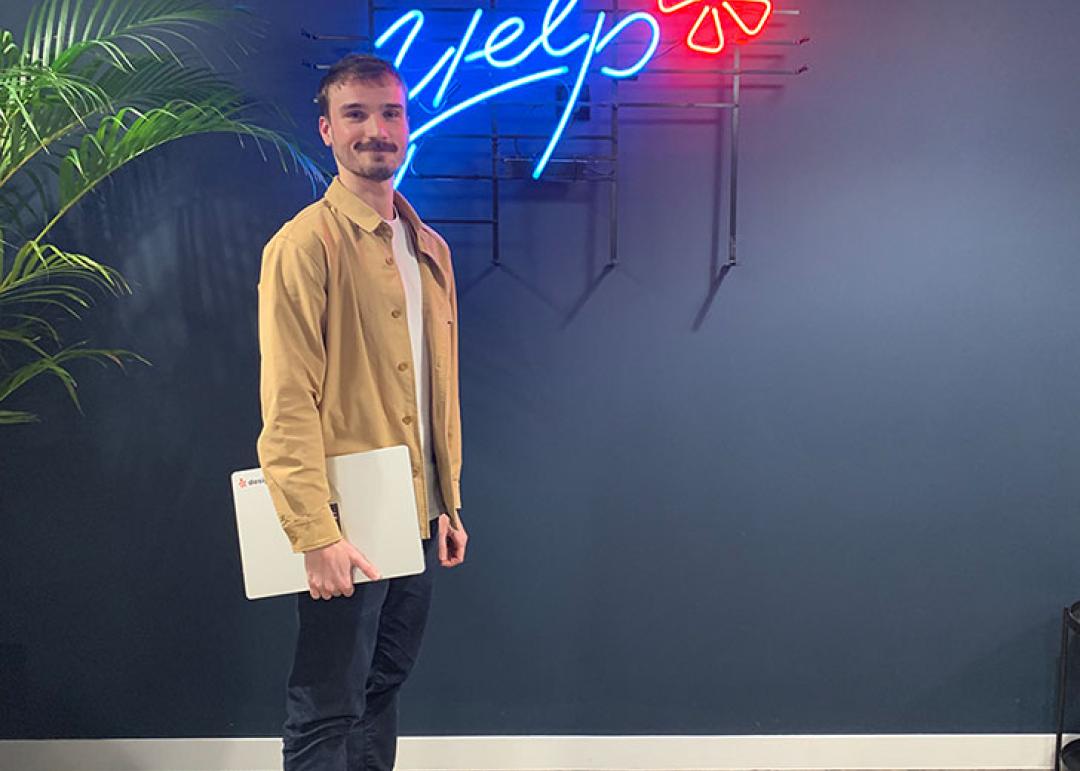 Cyriac Jannel devant le logo Yelp